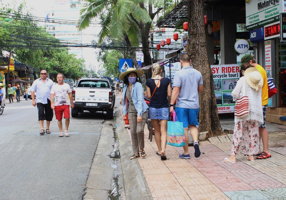 Du khách Nga nhộn nhịp ở Nha Trang trong thời gian du lịch trú đông của họ
