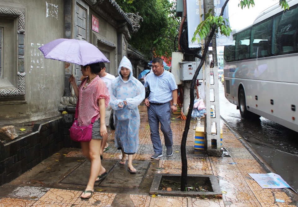 Du khách Trung Quốc “đội mưa” khám phá Nha Trang - 1