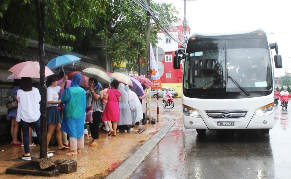 Du khách Trung Quốc “đội mưa” khám phá Nha Trang - 3