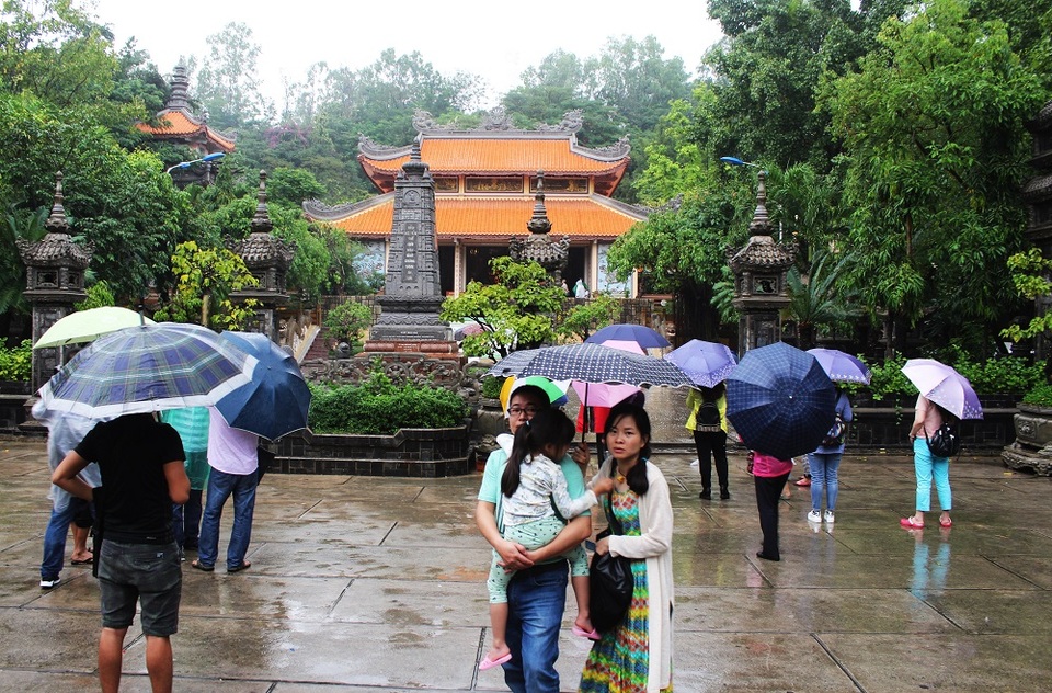 Du khách Trung Quốc “đội mưa” khám phá Nha Trang - 6