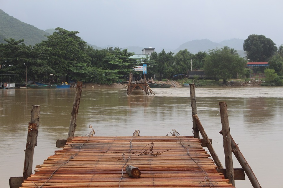 
Cầu Phú Kiểng (TP Nha Trang) bắc qua sông Cái - con sông lớn nhất Khánh Hòa, hiện vẫn chưa khắc phục xong do bị nước lũ cuốn trôi hơn tháng qua. (Ảnh: V.H)

