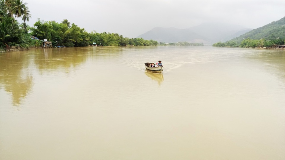 11h20 ngày 8/12, từ xa xa, thuyền của ông Khanh xuất hiện ở phía Tây sông Cái tiến về chân cầu Phú Kiểng (xã Vĩnh Ngọc, TP Nha Trang) ở phía Nam