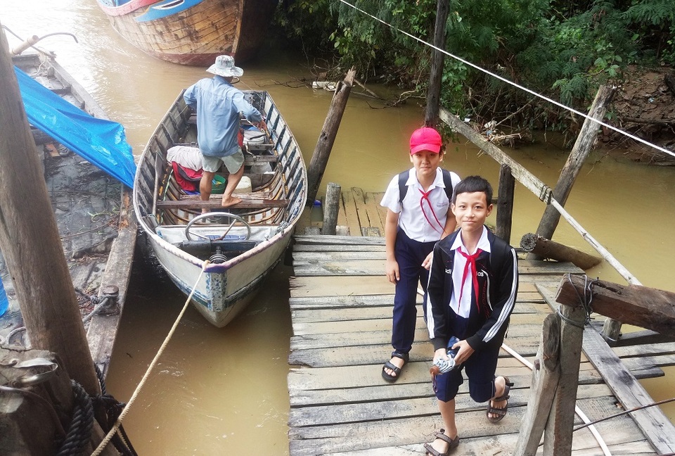 Thuyền cập bờ khoảng 11h25 ngày 8/12 để đưa 2 đứa cháu của ông đi học buổi chiều tại trường THCS Cao Thắng, TP Nha Trang