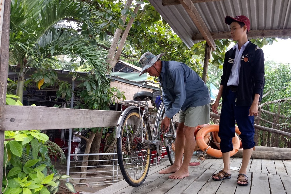 
11h30, cậu con trai lớn của ông học trường THPT Hà Huy Tập (TP Nha Trang) về đến bến thuyền. Xe đạp được khóa tại bến thuyền để đưa cậu con trai về nhà
