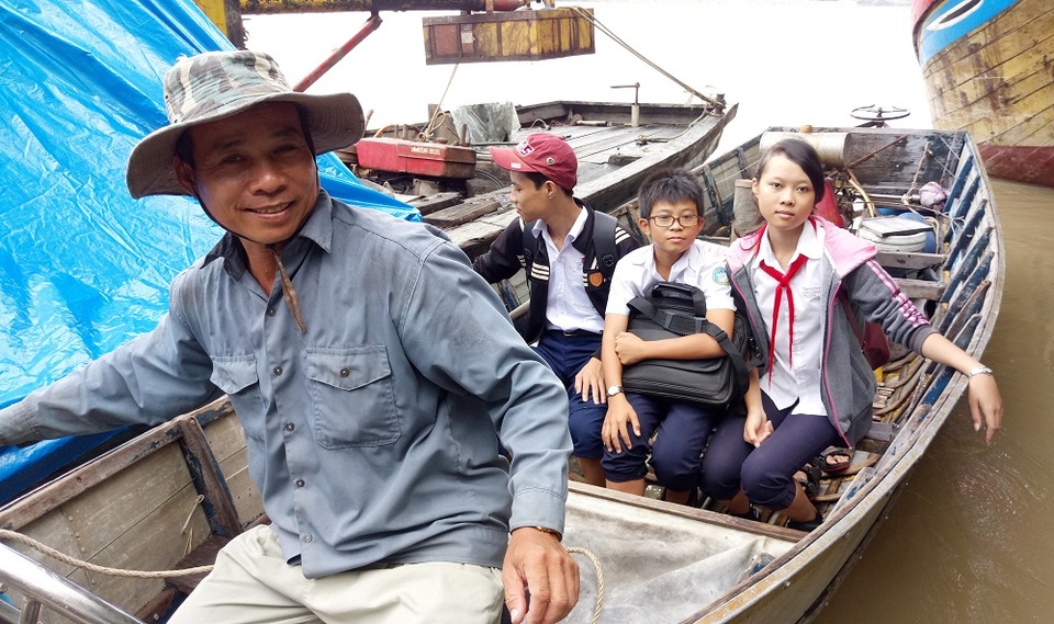 Các học sinh học buổi sáng bắt đầu lên thuyền để về nhà