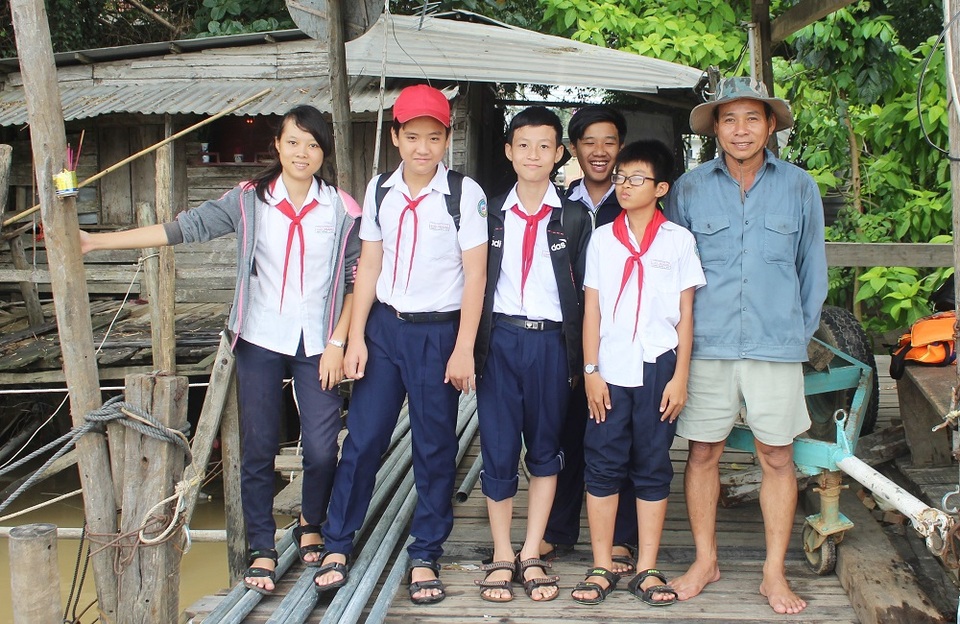 Ông Khanh cùng con gái của mình và 4 đứa cháu của ông trong lúc đổi ca, chờ đợi cậu con trai học buổi sáng ở trường THPT Hà Huy Tập về