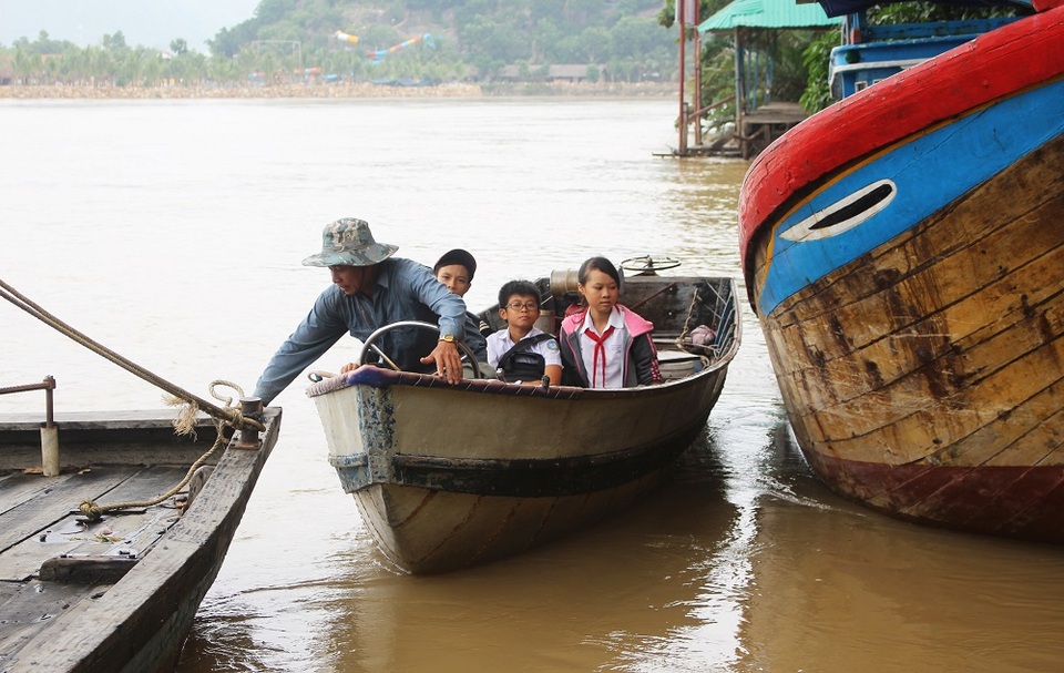 Ông bảo dù mưa gió cỡ nào ông cũng không dừng công việc đưa các cháu đi học. Nếu mình ở nhà một bữa thì sợ các cháu nó thua thiệt các bạn, ông bảo