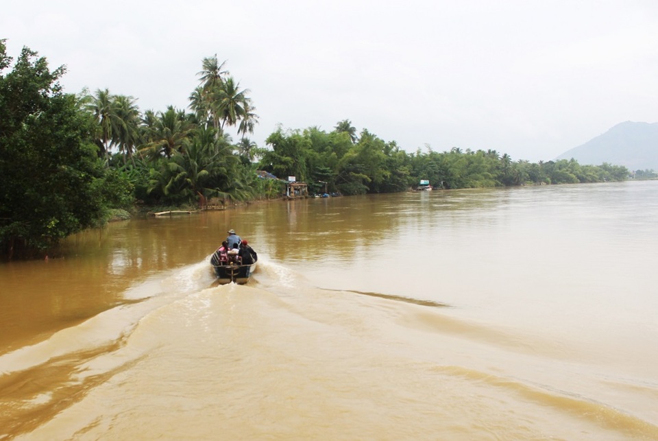Ông Khanh cùng con, cháu trên thuyền nhỏ trên đường trở về nhà. Hình ảnh tần tảo của ông khiến không ít người xúc động