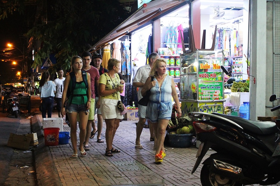 Tối 10/12, trên các tuyến phố Tây Nha Trang luôn nhộn nhịp khách Nga