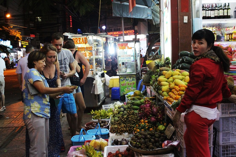 Du khách Nga bên một gian hàng trái cây ở phố Tây Nha Trang