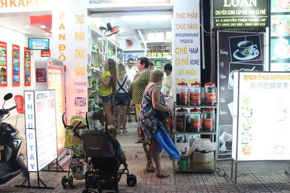 
Các cửa hàng bán đặc sản địa phương cũng đón một lượng lớn khách Nga
