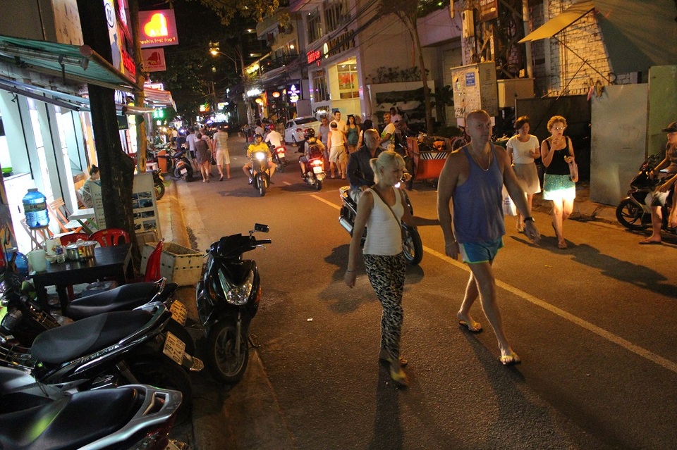 Du khách Nga trong một con đường nhỏ giữa lòng phố Tây Nha Trang
