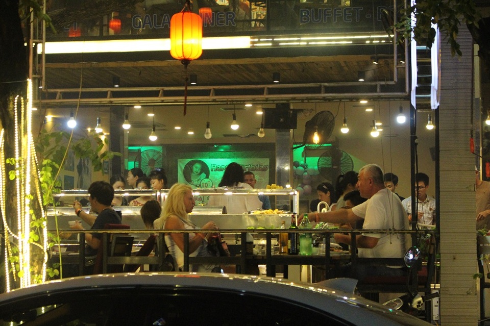 Khách Nga phục hồi nên các nhà hàng ăn nên làm ra so với thời gian đìu hiu của hơn một năm trước vì vắng khách