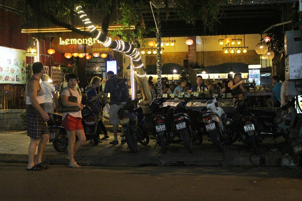 Một nhà hàng có đông khách Nga đến ăn uống vào buổi tối