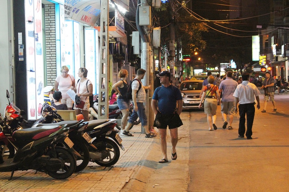 Những ngày này, trên các đường phố Nha Trang, ở đâu cũng dễ bắt gặp khách Nga