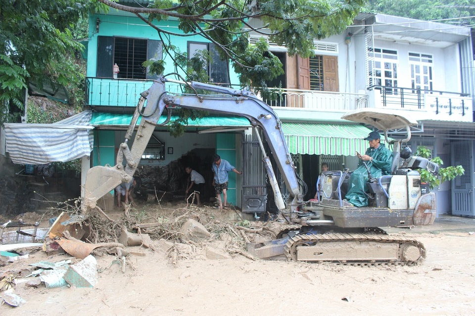 Đất đá từ trên núi đổ xuống làm sập một góc căn nhà của chị Nguyễn Thị Minh Trang ở dưới chân núi, bên đường Lương Định Của.