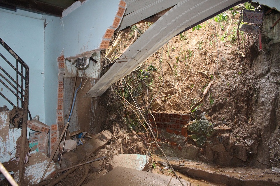 Hiện trường căn nhà chị Trang bị đất đá xé toang do lở núi