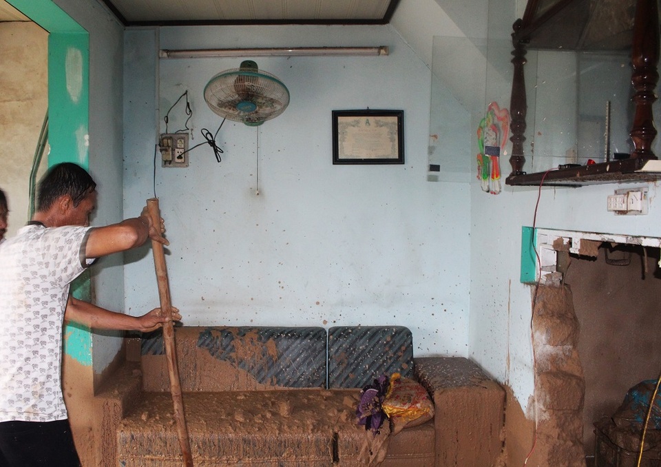 
Trong nhà ngập tràn bùn đất.
