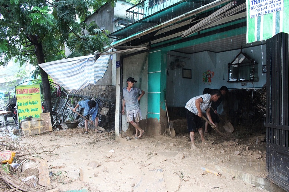 Sáng 13/12, nhiều người dân đã phụ giúp gia đình chị Trang cào đất đá ra ngoài và thu dọn những đồ đạc còn sót lại trong đống đổ nát.