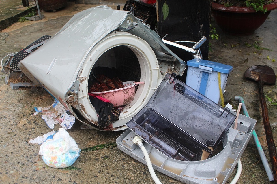 Người phụ nữ bế con, cõng bà nội chạy thoát khỏi căn nhà sập - 6