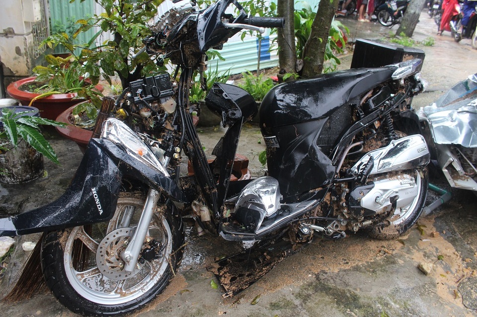 Nhiều tài sản có giá trị bị đất đá đè bẹp dúm, hư hại nặng