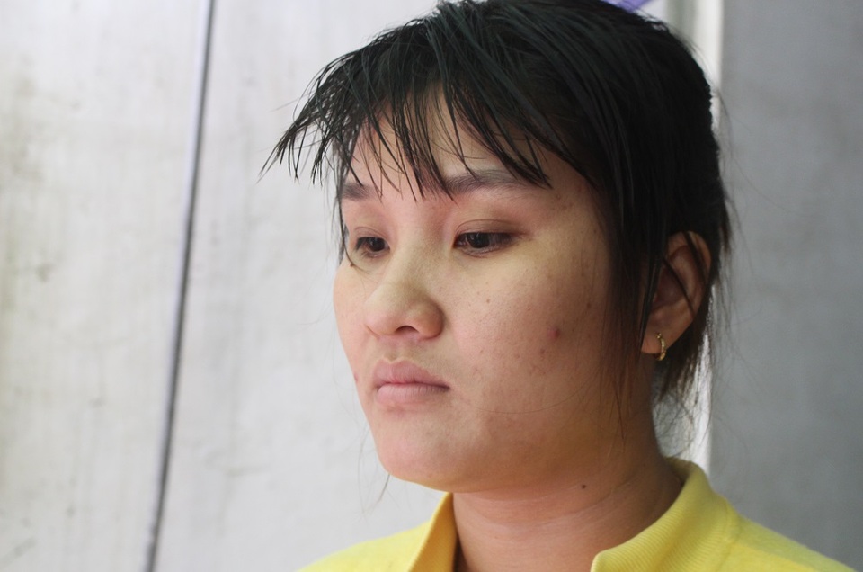 
Người phụ nữ bàng hoàng khi tai ương ập xuống. May mắn là chị đã kịp cứu con nhỏ và bà nội.
