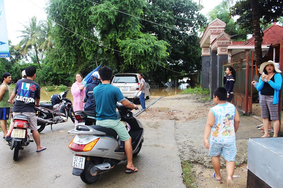 Cầu gỗ Phú Kiểng (xã Vĩnh Ngọc, TP Nha Trang) lần thứ 2 trong hơn một tháng qua bị nước sông Cái tràn qua nên không còn nhìn thấy rõ, có nguy cơ bị cuốn trôi thêm lần nữa