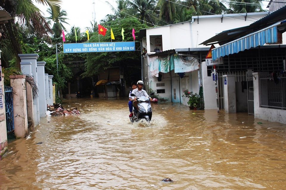 Đường hương lộ Ngọc Hiệp (phía Nam bờ sông Cái, TP Nha Trang) có những đoạn ngập sâu hơn nửa mét và chưa có dấu hiệu dừng lại