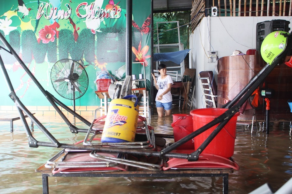 Nhiều đồ đạc trong nhà hàng ở phường Ngọc Hiệp (TP Nha Trang) được chất cao vì nước ngập đến đầu gối