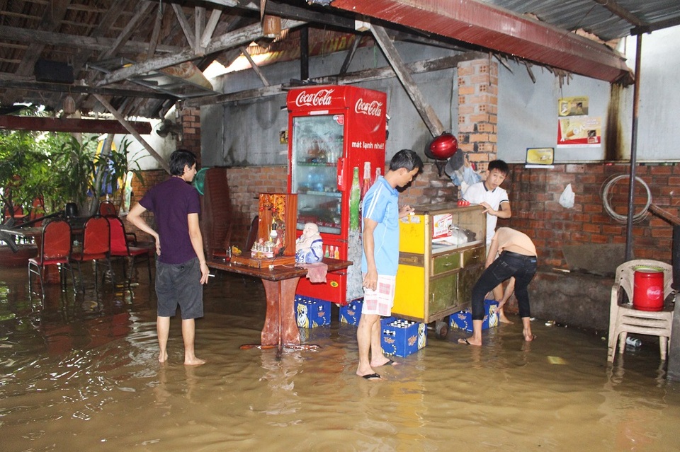 Người dân hối hả kê đồ lên cao vì nước lũ sông Cái đang lên