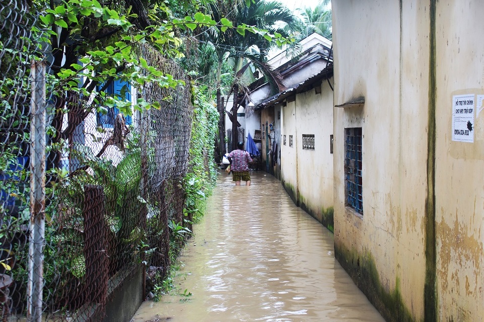 Nước dâng cao khiến người dân sống ven sông Cái phải lội bộ để đi lại