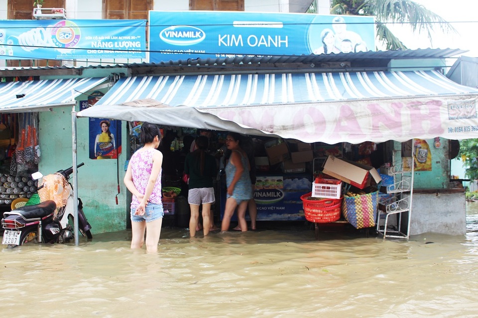 Tại thành phố Nha Trang, nhiều tuyến đường, khu dân cư ven sông Cái bị ngập sâu từ 0,8m – 1,2m. Cuộc sống của người dân đảo lộn vì mưa lũ