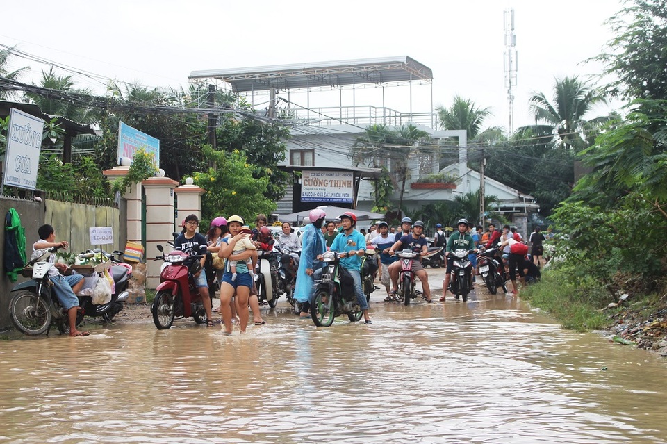 Hàng loạt phương tiện bị chôn chân vì đường vào xã Vĩnh Ngọc (TP Nha Trang) ngập sâu gần 1m
