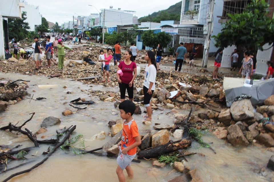 Đất đá theo dòng nước từ đoạn kênh bị vỡ chảy tràn ra khu tái định cư, ngổn ngang trên các tuyến đường ở gần đó, người dân hỗn loạn