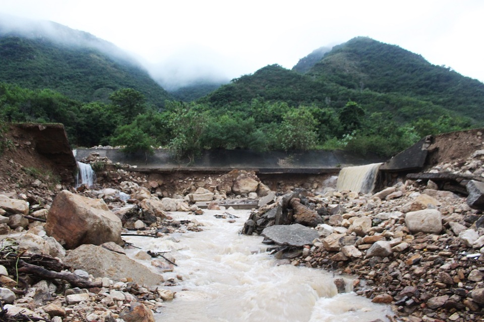 
Hiện trường kênh thoát lũ Đường Đệ (phường Vĩnh Hòa, TP Nha Trang) bị vỡ vào sáng 13/12 được mô tả là như một trận đại hồng thủy, làm hỗn loạn khu dân cư Đường Đệ ở phía dưới.
