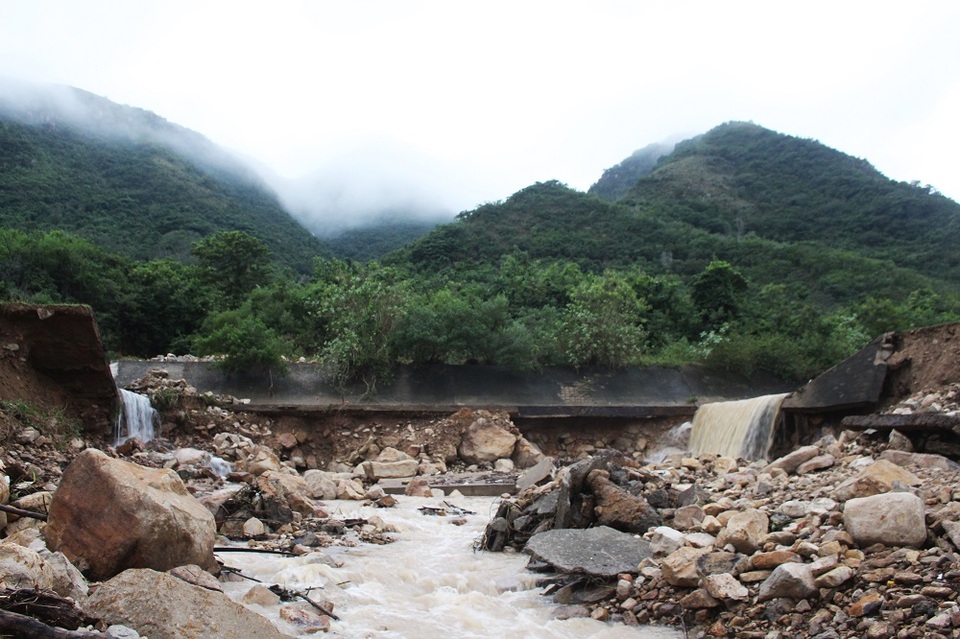 Dự án hệ thống thoát lũ nói trên được UBND tỉnh Khánh Hòa phê duyệt năm 2002 nhằm xây dựng tuyến kênh dài hơn 1.000m tiêu thoát nước từ núi Hòn Khô đưa ra biển Nha Trang để bảo vệ khu dân cư bên dưới. Dự án được giao cho Trung tâm Phát triển quỹ đất Khánh Hòa làm chủ đầu tư với tổng mức đầu tư hơn 20 tỷ đồng