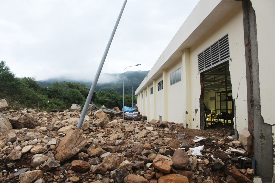 Vụ vỡ kênh khiến bức tường và cổng của Tổng kho Vật tư thiết bị, Công ty Cổ phần Điện lực Khánh Hòa bị đổ. Nước từ kênh Đường Đệ tràn xuống đã làm cho nhiều thiết bị điện bị ngập nước