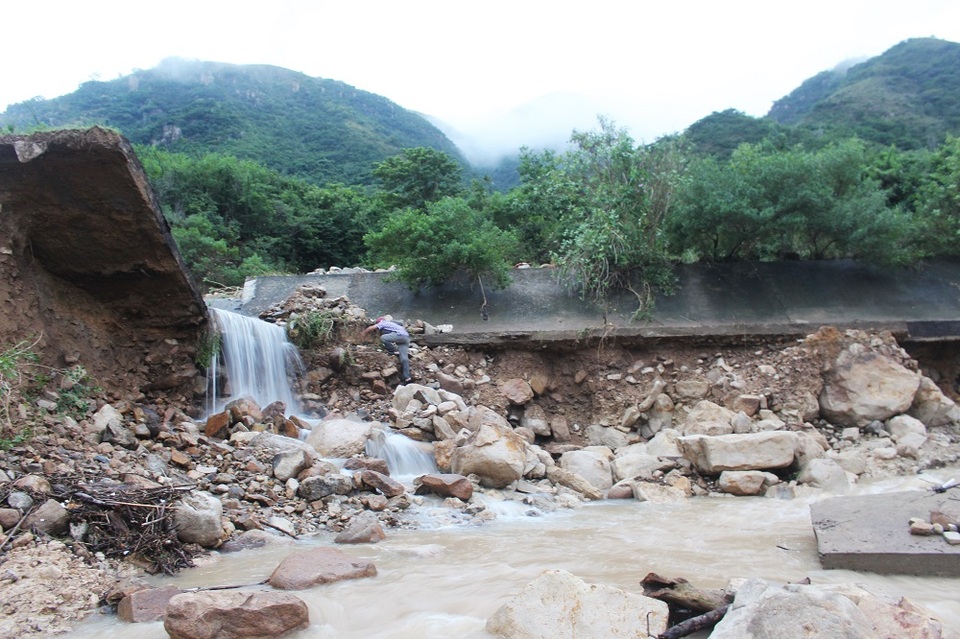 Kênh thoát lũ của hệ thống này nằm trên sườn núi, cách nhà dân dưới chân núi 4-6m. Trước đó vào năm 2015, người dân phát hiện tình trạng thấm nước dưới đáy kênh và cảnh báo tới ngành chức năng