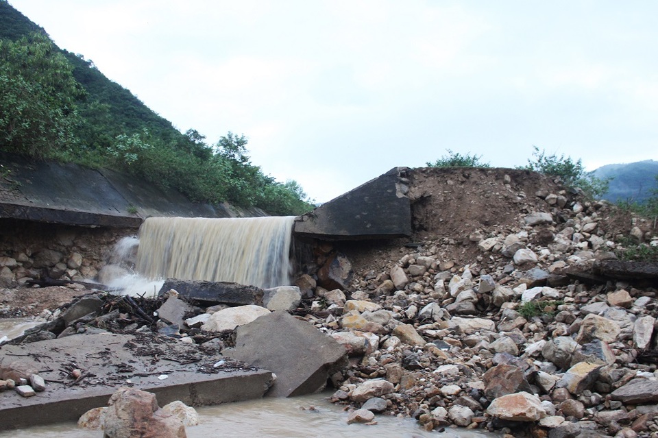 Theo người dân, vào khoảng 1h ngày 13/12, họ nghe một tiếng động lớn từ đoạn kênh và đất đá tràn vào nhà nhanh như chớp