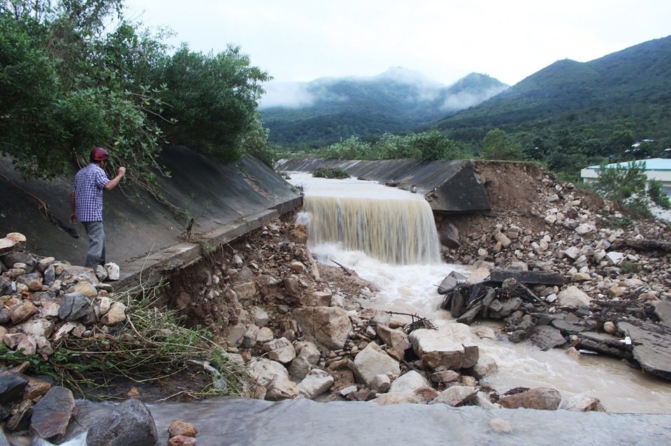 Một số người dân ở những ngôi nhà thấp tầng hoảng loạn bỏ chạy ra ngoài khi đất đá đổ vào nhà. Cảnh tượng lúc đó lúc rất kinh hãi đến nỗi xe ô tô cũng bị cuốn trôi, một người dân kể