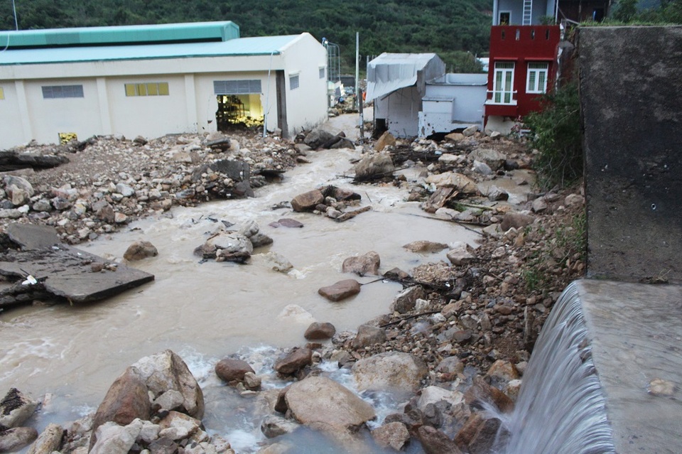 Kênh vỡ kéo theo một lượng lớn đất đá tràn xuống khu dân cư Đường Đệ (phường Vĩnh Hòa, TP Nha Trang)