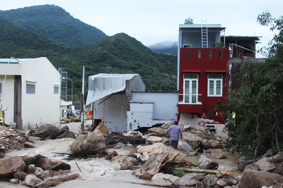 Thông tin ban đầu, đã có 4 ngôi nhà hư hỏng nặng, do bị những tảng đá lớn từ trên núi rơi xuống, làm tường nhà bị thủng, nước tràn vào nhà cuốn trôi nhiều tài sản