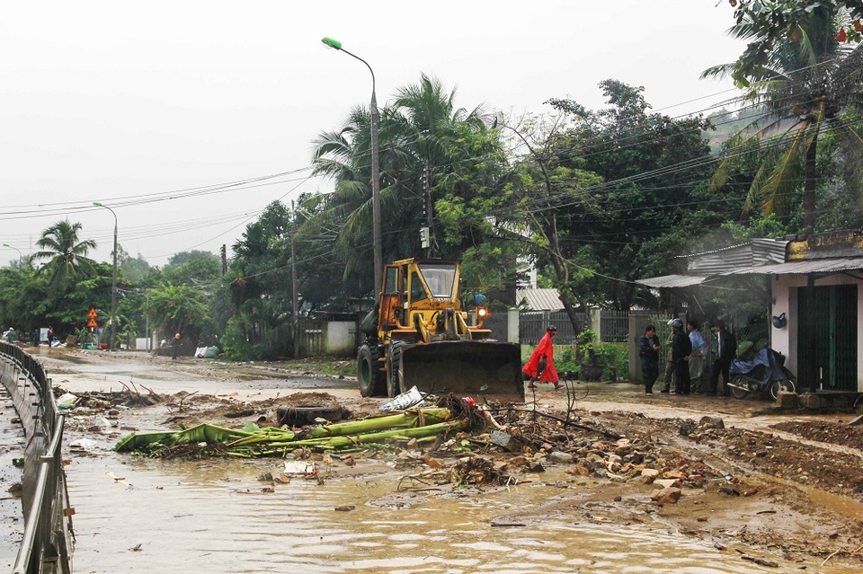 
Mưa lớn trên diện rộng kéo theo đất đá từ triền núi đổ xuống khu vực Quốc lộ 1 xã Vĩnh Phương, Vĩnh Lương khiến cho con đường này bị ách tắc giao thông một chiều. Trong khi đó, vào sáng cùng ngày, đoạn đường sắt trên bị sạt lở tại 4 điểm. Hiện nay việc khắc phục đã hoàn tất, giao thông đường sắt bình thường trở lại.
