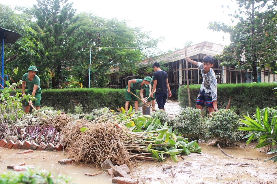 
Sáng 14/12, sau khi nước lũ rút, Trường sĩ quan Thông tin Nha Trang đã điều 50 học viên thuộc Tiểu đoàn 14 đến Làng trẻ em Nha Trang (SOS) để giúp nơi đây khắc phục hậu quả sau lũ
