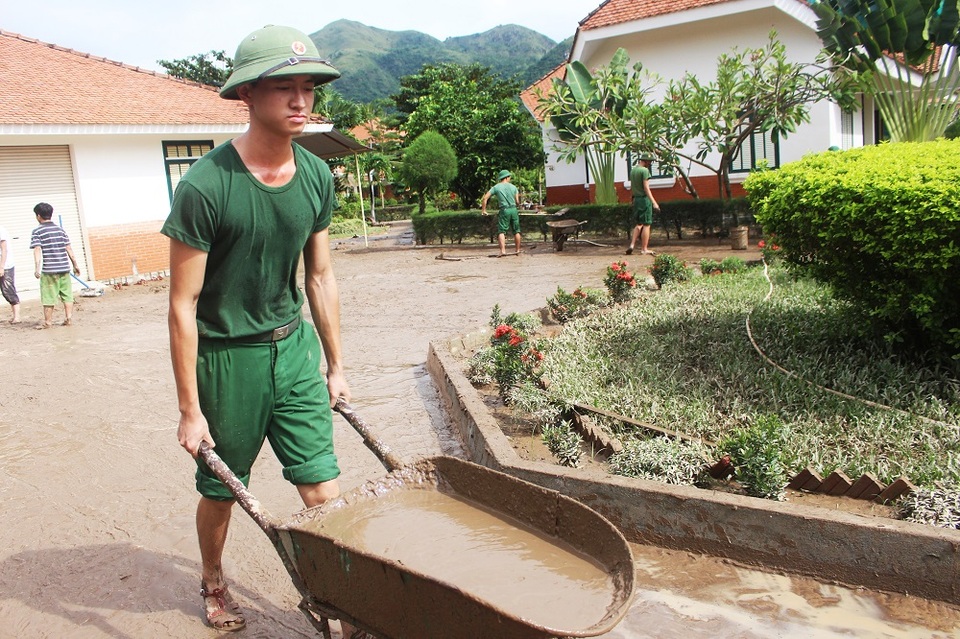 Hàng tấn bùn non đọng lại sau lũ được các học viên nạo vét từ lúc 7h đến 11h cùng này rồi dùng xe rùa chuyển chở đến nơi khác
