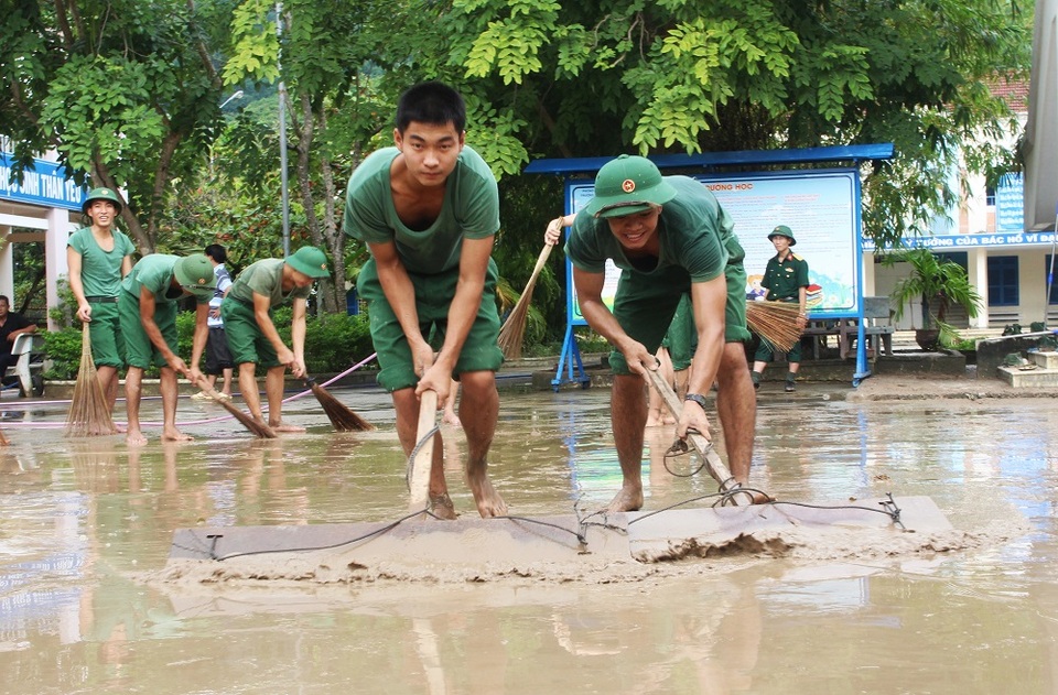 50 học viên thuộc Tiểu đoàn 28 - Trường Sĩ quan Thông tin Nha Trang cũng có mặt tại đây để giúp nhà trường dọn bùn sau lũ