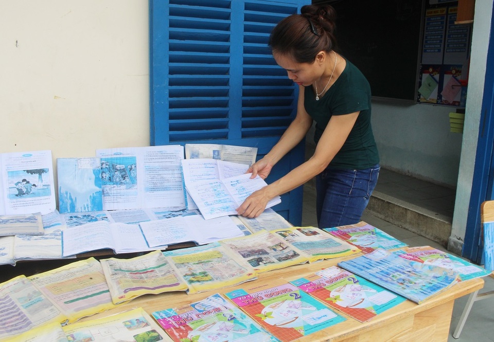 Mưa lớn, lũ lên nhanh bất ngờ khiến nhiều thiết bị dạy học, sách vở của giáo viên, học sinh trong nhà trường bị ướt sũng