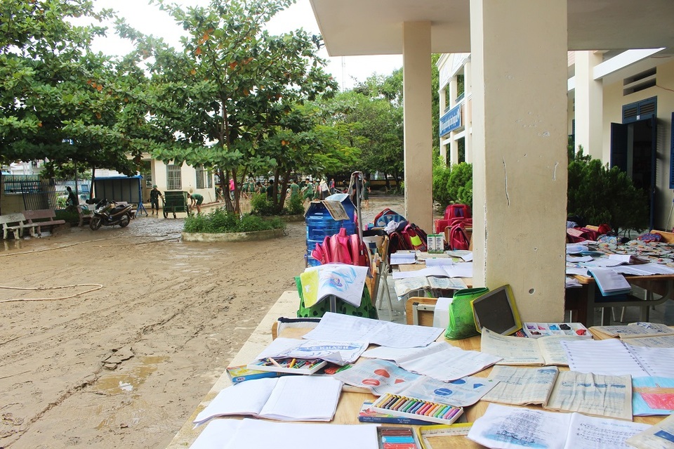 Sân trường ngập sâu trong bùn đất. Đây là trận lũ lớn nhất mà tôi chứng kiến khi về trường công tác. Hiện nhà trường rất ngổn ngang, một giáo viên nói.