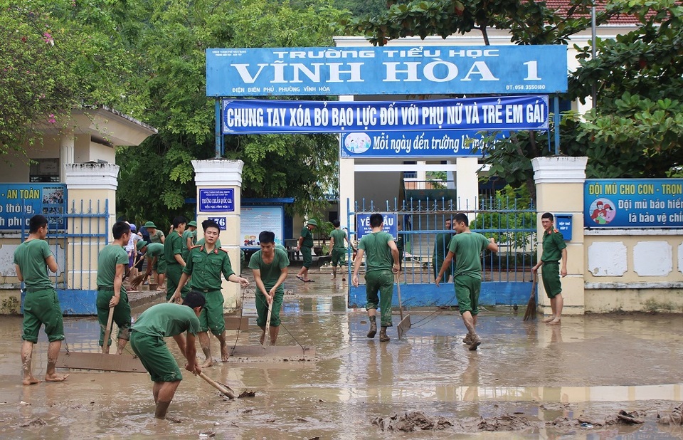 
Tuy nhiên, sự có mặt bất ngờ của các học viên Trường Sĩ quan Thông tin Nha Trang đã khiến nhiều giáo viên rất xúc động. Các chú bộ đội giúp rất nhiệt tình. Họ cào bùn ra ngoài giúp chúng tôi, một giáo viên xúc động chia sẻ.
