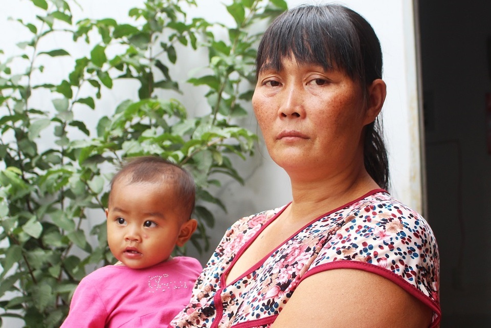 
Ai cũng mừng khi cả 4 mẹ con chị Trần Thị Bé Thảo đã thoát dòng lũ dữ.
